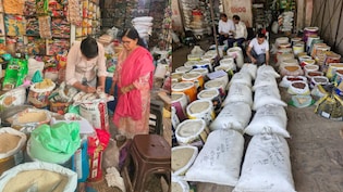 नवरात्रि से पहले नोएडा में 400 किलो मिलावटी कुट्टू का आटा जब्त, बिना बिल और एक्सपायरी के बिक रहा था माल