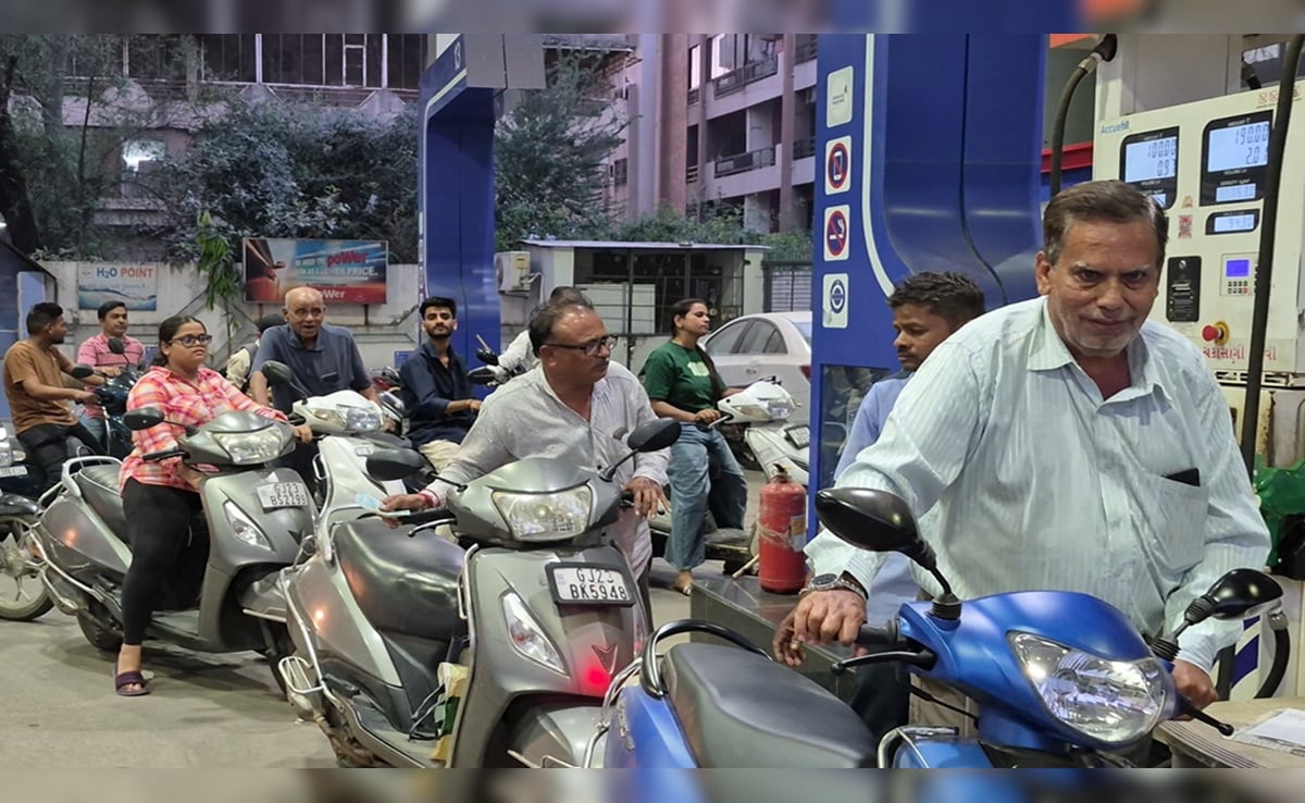 गुजरात में पेट्रोल-डीजल को लेकर हड़कंप, अफवाह या असली संकट? अहमदाबाद से सौराष्ट्र तक लंबी कतारें