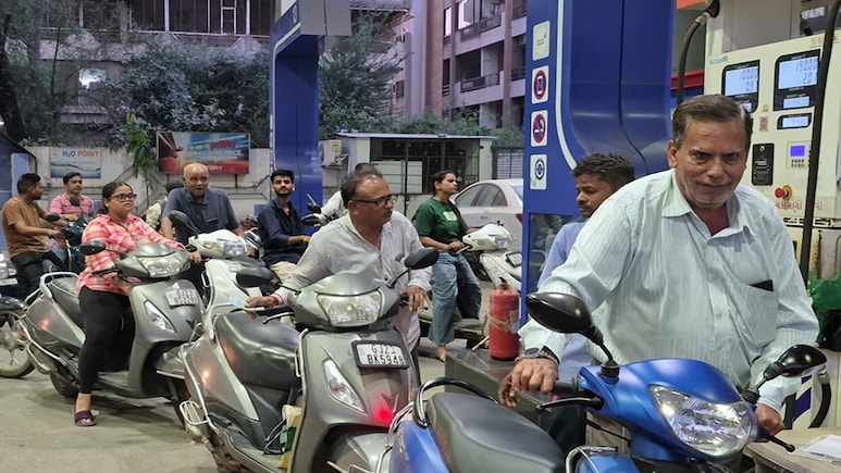 गुजरात में पेट्रोल-डीजल को लेकर हड़कंप, अफवाह या असली संकट? अहमदाबाद से सौराष्ट्र तक लंबी कतारें