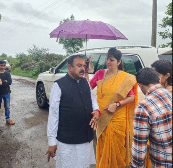 Maharashtra Official Seen In Pics With Rape-Accused Astrologer, Row Erupts