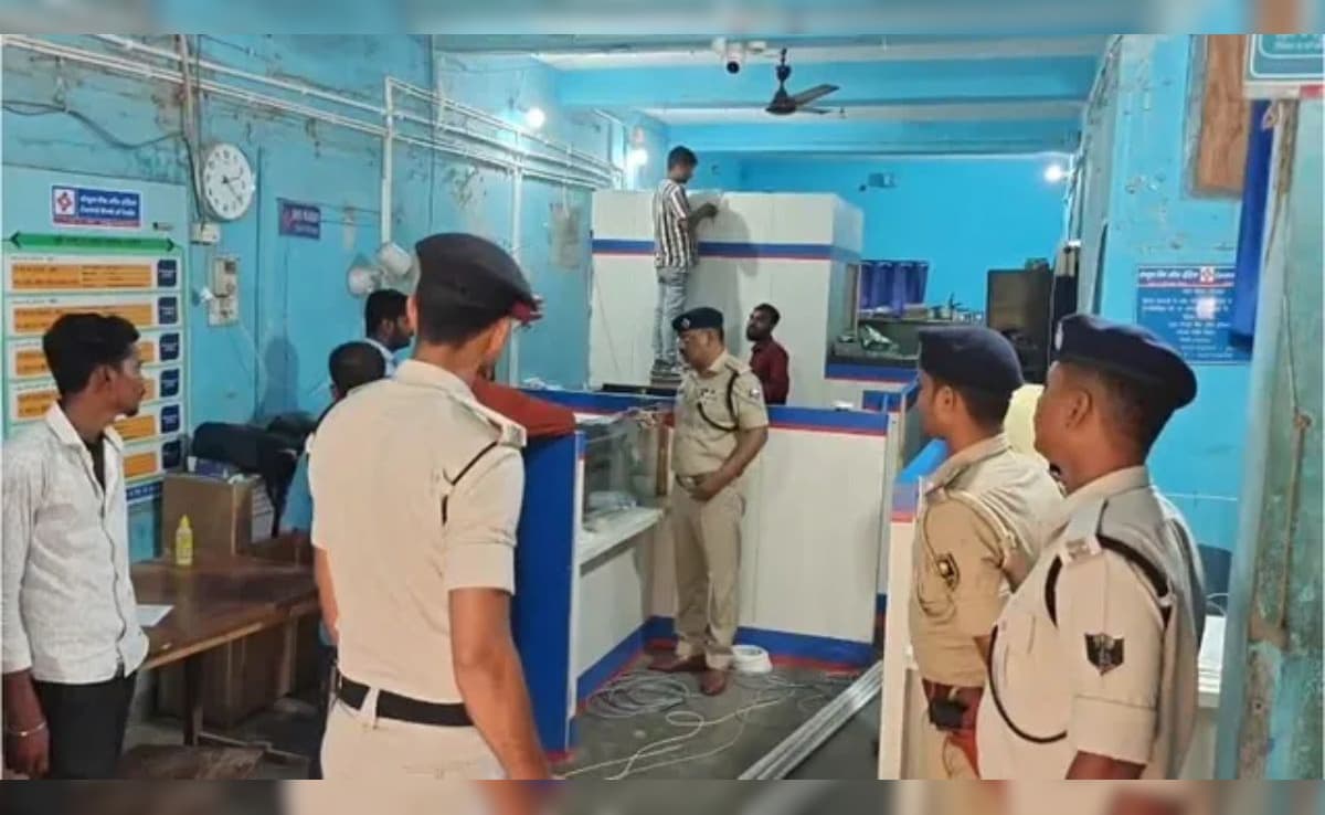 मधेपुरा में बेखौफ हुए बदमाश, सेंट्रल बैंक में फायरिंग कर लूटे 1.30 लाख,  बंद पड़े थे CCTV कैमरे