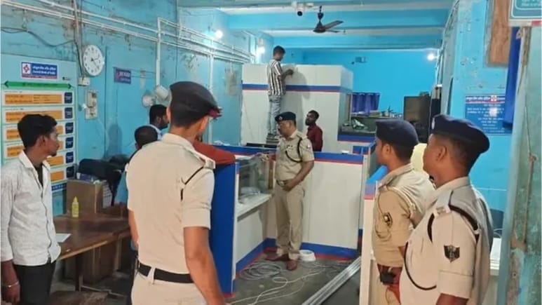 मधेपुरा में बेखौफ हुए बदमाश, सेंट्रल बैंक में फायरिंग कर लूटे 1.30 लाख,  बंद पड़े थे CCTV कैमरे