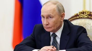 Putin Announces 32-Hour Easter Ceasefire, Ukraine Signals Reciprocal Move