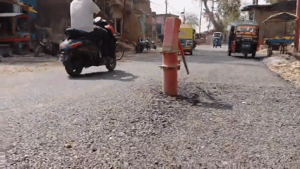 वाह रे पीडब्लूडी... हैंडपंप हटाया नहीं और सड़क बना दी, हो रही थू-थू , कारनामे का VIDEO