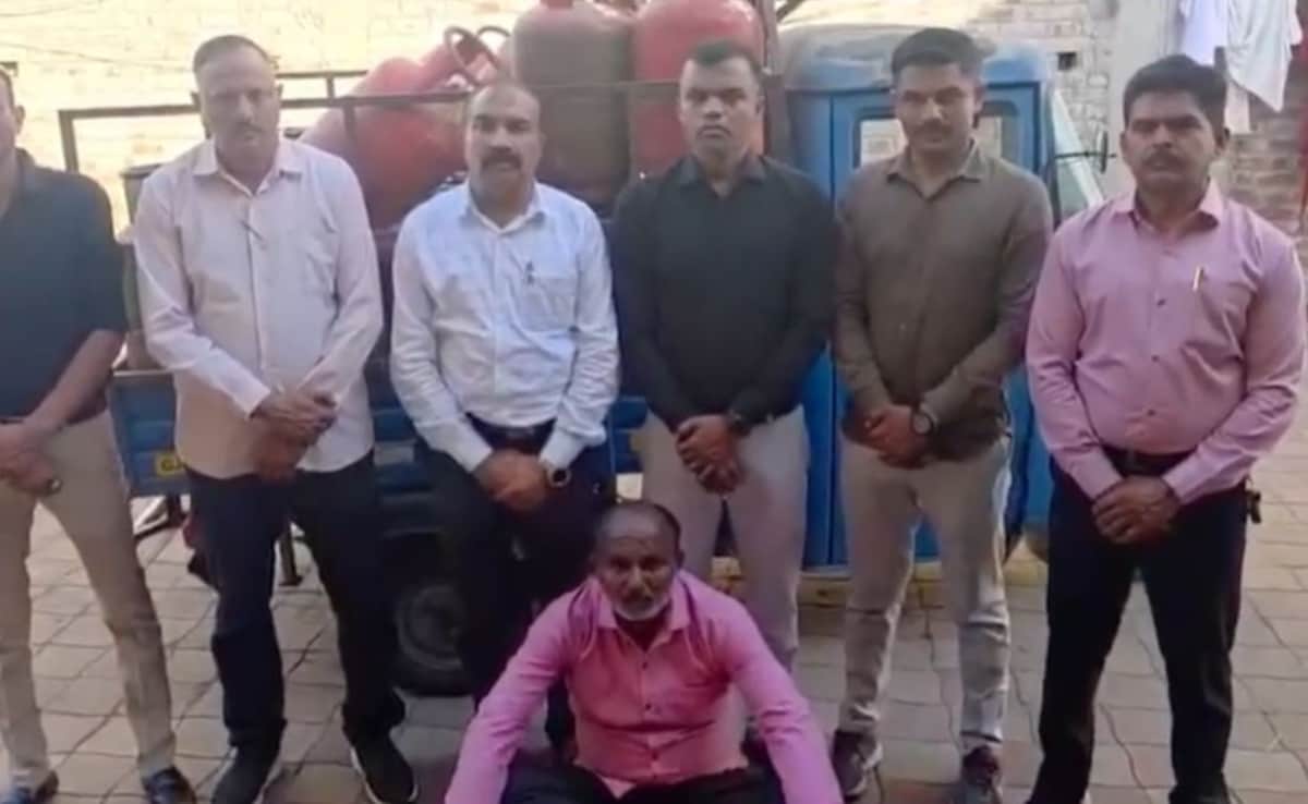 आपदा में अवसर! वडोदरा में गैस एजेंसी का ड्राइवर करता था सिलेंडरों की चोरी, SOG ने पकड़ा अवैध रिफिलिंग का काला खेल