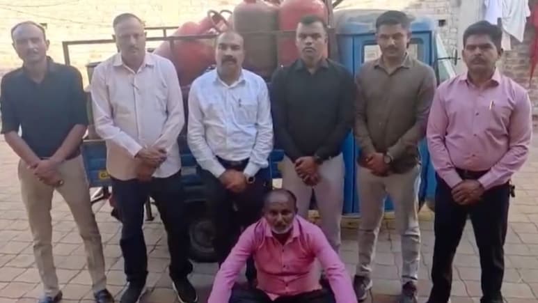आपदा में अवसर! वडोदरा में गैस एजेंसी का ड्राइवर करता था सिलेंडरों की चोरी, SOG ने पकड़ा अवैध रिफिलिंग का काला खेल