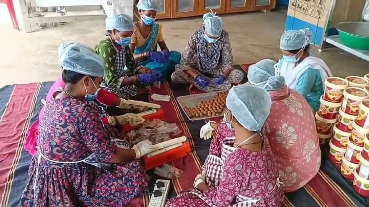 Korea Modak Model: मोदक की पैकिंग करती हुई महिलाएं