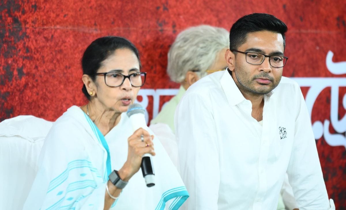 धरने में ममता बनर्जी के भतीजे अभिषेक बनर्जी भी साथ नजर आते हैं. धरने में ममता बनर्जी के भतीजे अभिषेक बनर्जी भी साथ नजर आते हैं.