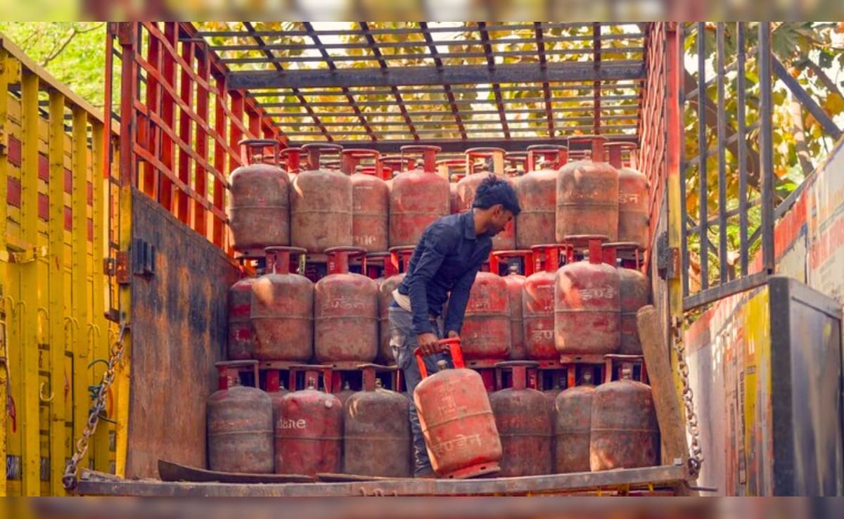 LPG Gas Cylinder: अगर बुकिंग के बाद भी डीलर नहीं दे रहा गैस सिलेंडर तो कहां करें शिकायत? ये रहे भारत गैस, इंडेन और HP के हेल्पलाइन नंबर