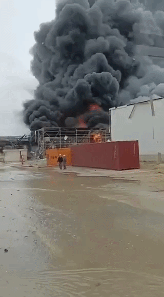 ईरान का इजरायल पर बड़ा हमला, केमिकल लीक की चेतावनी, लोगों से घरों की खिड़कियां बंद रखने की अपील