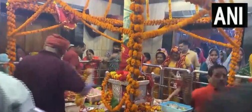 प्रयागराज के इस मंदिर में गिरी थी मां सती की उंगली, स्वरूप के बजाय होती है दिव्य झूले की पूजा