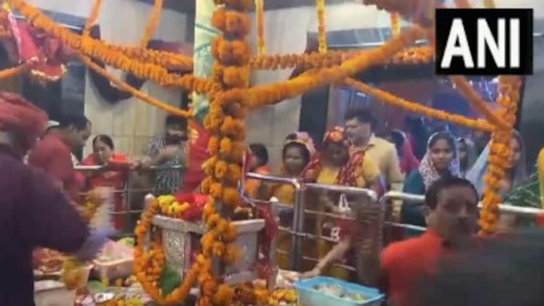 प्रयागराज के इस मंदिर में गिरी थी मां सती की उंगली, स्वरूप के बजाय होती है दिव्य झूले की पूजा