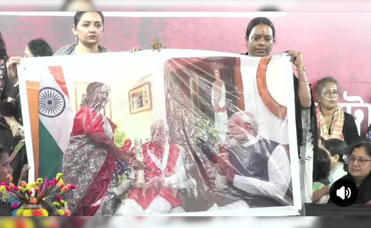 ममता बनर्जी का सीधा PM मोदी पर हमला, पुरानी तस्वीर दिखाकर कहा- 'राष्ट्रपति खड़ी थी और आप बैठे थे'