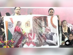 ममता बनर्जी का सीधा PM मोदी पर हमला, पुरानी तस्वीर दिखाकर कहा- 'राष्ट्रपति खड़ी थी और आप बैठे थे'