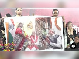 ममता बनर्जी का सीधा PM मोदी पर हमला, पुरानी तस्वीर दिखाकर कहा- 'राष्ट्रपति खड़ी थी और आप बैठे थे'