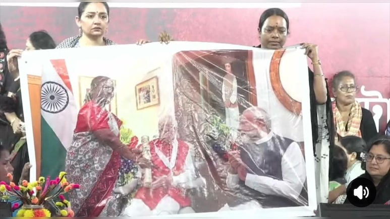 ममता बनर्जी का सीधा PM मोदी पर हमला, पुरानी तस्वीर दिखाकर कहा- 'राष्ट्रपति खड़ी थी और आप बैठे थे'