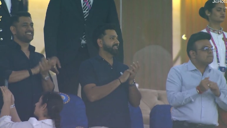 जीत की खुशी&hellip; उछल पड़े MS धोनी, जय शाह ने रोहित को लगाया गले