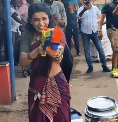 सीधी-सादी दिखने वाली समांथा ने शादी के बाद पहली होली पर उड़ाया गर्दा, बलम पर पिचकारी से साधा निशाना तो पति से खाने पड़े गुब्बारे