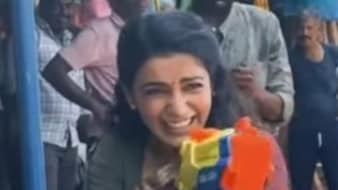 समांथा रुथ प्रभु ने शादी के बाद मनाई पहली होली, बंदूक वाली पिचकारी से खूब मारे निशाने