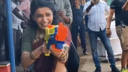 समांथा रुथ प्रभु ने शादी के बाद मनाई पहली होली, बंदूक वाली पिचकारी से खूब मारे निशाने