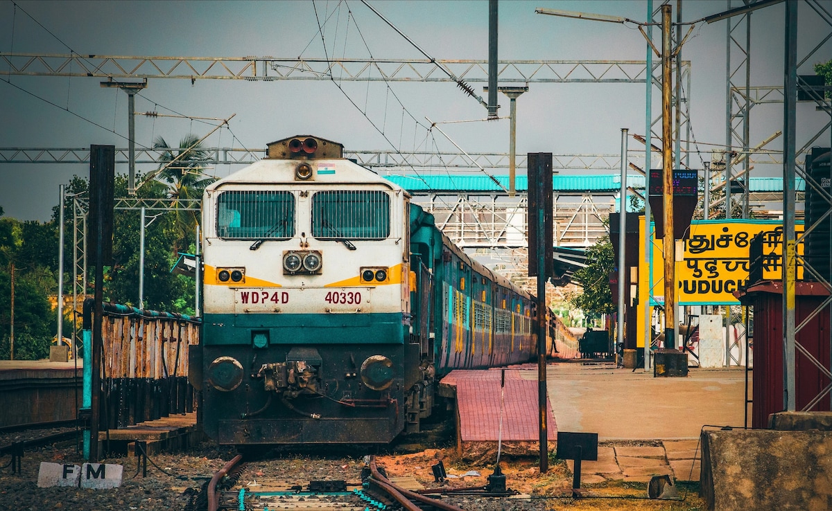 IRCTC Fines Caterer ₹5,000 for Missing Morning Tea Service on Duronto Express