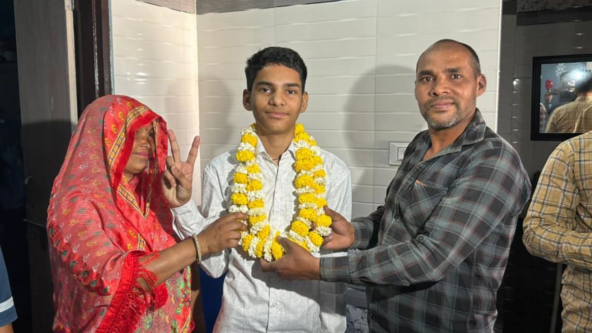RBSE Result 12th Topper: पिता दिहाड़ी मजदूर, पैसे नहीं थे तो प्राइवेट स्&zwj;कूल से निकाला; अब सरकारी से पढ़कर बेटा बना राजस्&zwj;थान टॉपर