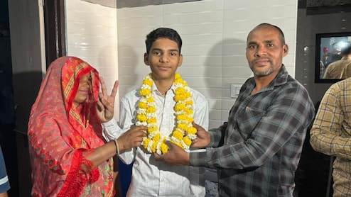 RBSE Result 12th Topper: पिता दिहाड़ी मजदूर, पैसे नहीं थे तो प्राइवेट स्&zwj;कूल से निकाला; अब सरकारी से पढ़कर बेटा बना राजस्&zwj;थान टॉपर