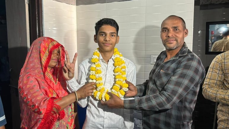 RBSE Result 12th Topper: पिता दिहाड़ी मजदूर, पैसे नहीं थे तो प्राइवेट स्&zwj;कूल से निकाला; अब सरकारी से पढ़कर बेटा बना राजस्&zwj;थान टॉपर