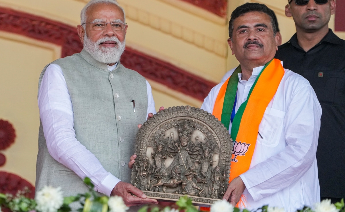 नंदीग्राम में ममता बनर्जी को हराने वाले सुवेंदु अधिकारी को आमतौैर पर ग्रामीण इलाके का नेता माना जाता है. कोलकाता के भवानीपुर में ममता के खिलाफ चुनाव लड़कर वो अपनी इस छवि को तोड़ना चाहते हैं. 