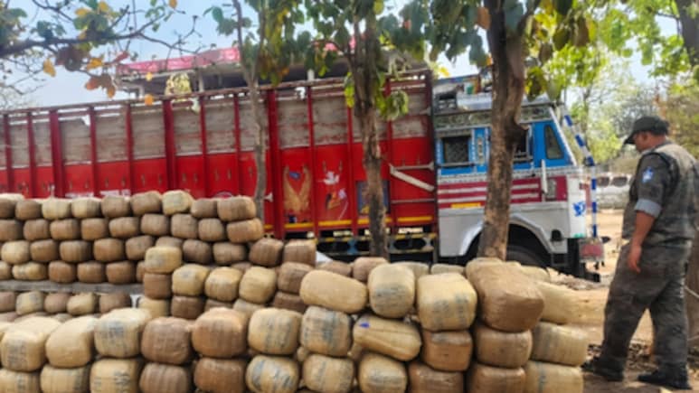 झारखंड: धान के भूसे में छिपा था दो करोड़ का गांजा, एनएच-39 पर पुलिस ने किया तस्करी का पर्दाफाश