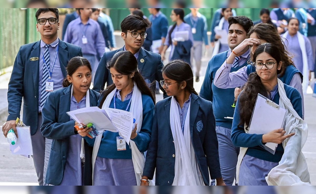 सावधान स्टूडेंट्स! CBSE का बड़ा फैसला: अब सिर्फ इंग्लिश-हिंदी से काम नहीं चलेगा, बोर्ड परीक्षा के लिए सीखनी होंगी 3 भाषाएं