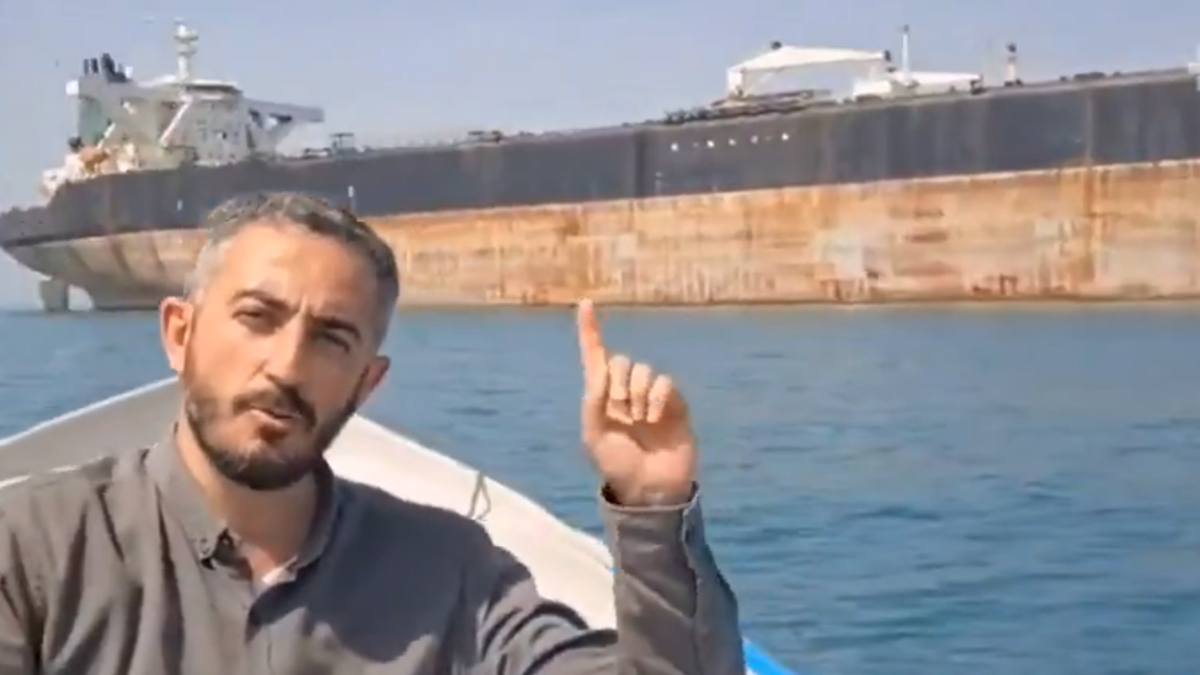 जहाजों के इंजन बंद, मिसाइलें तैनात... हॉर्मुज के बीचों-बीच कैसा नजारा, पहली बार इतने करीब का वीडियो आया सामने