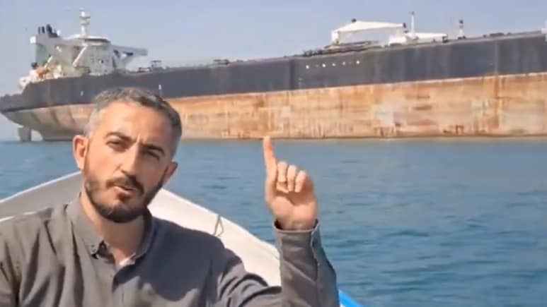 जहाजों के इंजन बंद, मिसाइलें तैनात... हॉर्मुज के बीचों-बीच कैसा नजारा, पहली बार इतने करीब का वीडियो आया सामने