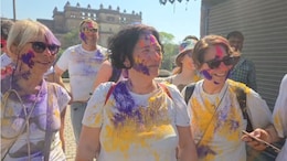 Holi Celebration: ओरछा में सतरंगी होली की धूम, विदेश से आए पर्यटक भी रंगों से हुए सराबोर