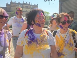 Holi Celebration: ओरछा में सतरंगी होली की धूम, विदेश से आए पर्यटक भी रंगों से हुए सराबोर