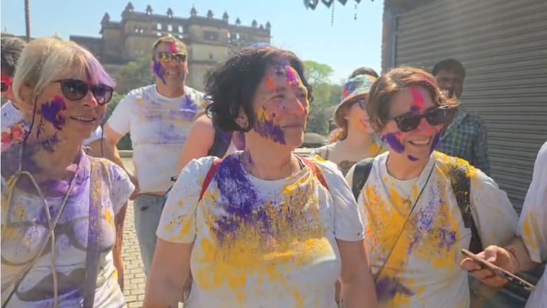 Holi Celebration: ओरछा में सतरंगी होली की धूम, विदेश से आए पर्यटक भी रंगों से हुए सराबोर