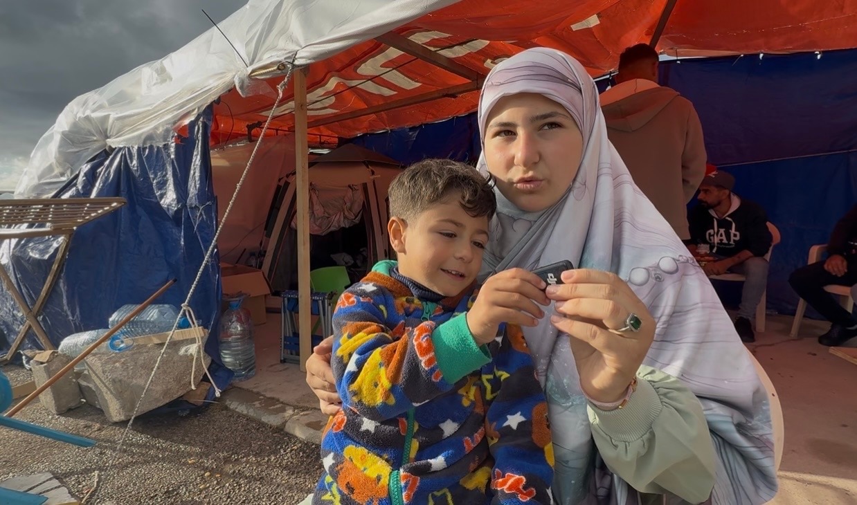 रिफ्यूजी कैंप में बच्चे के साथ महिला.