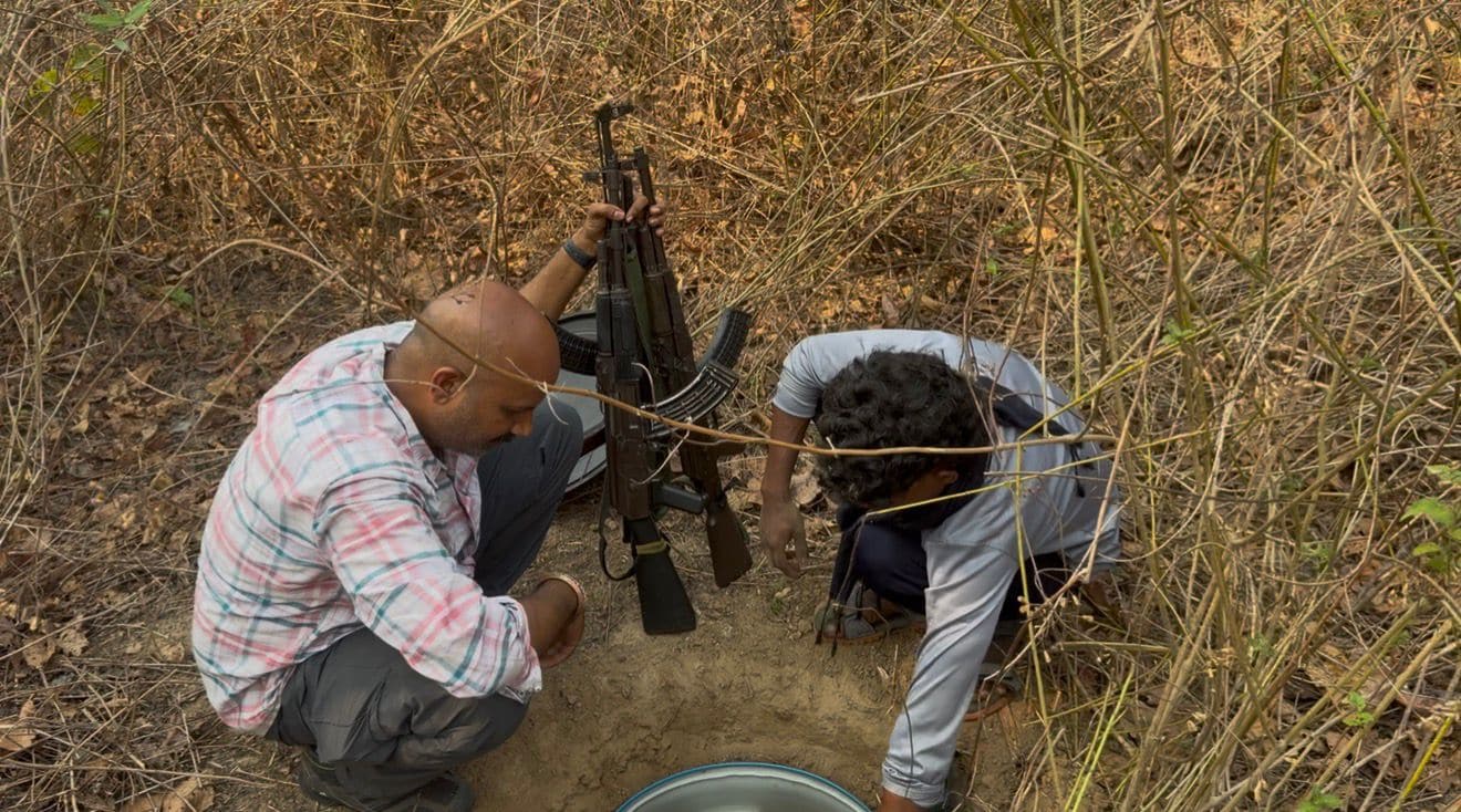 Paparao Surrender: रिपोर्टर विकास तिवारी के साथ नक्सल कमांडर पापा राव के साथी गए और उस जगह से AK-47 हथियार बार निकाले गए जहां उसे गुप्त रुप से दबा करके रखा गया था.