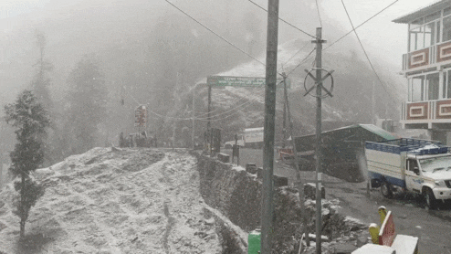 सफेद चादर से लदे हिमालय के पहाड़! चकराता में मौसम हुआ सुहाना, मुनस्यारी-धारचूला में भी जमकर बर्फबारी