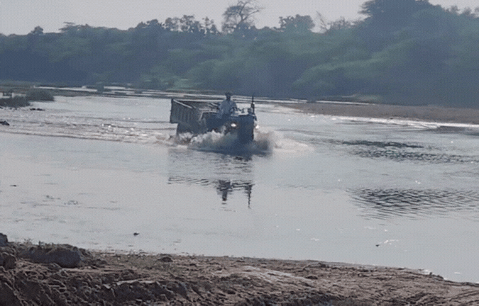 रेत माफिया का आतंक! वनरक्षक पर ट्रैक्टर चढ़ाने की कोशिश, फाड़ी वर्दी; लेकिन FIR तक दर्ज नहीं&nbsp;