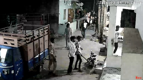 MP News: रतलाम में बदमाशों का आतंक, तलवार-लाठियों से घर पर हमला, तीन लोग घायल; CCTV में कैद हुई पूरी वारदात