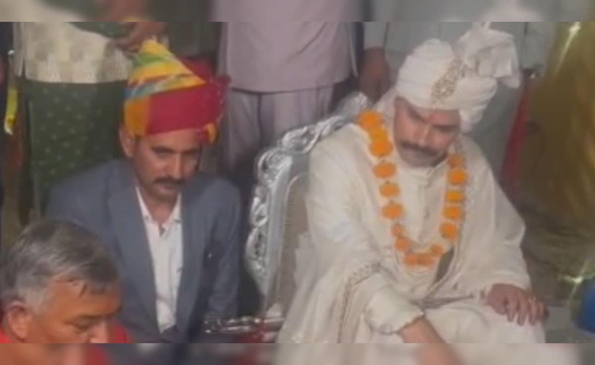 द्वारपूजा पर बैठे आईपीएस केके बिश्नोई. 