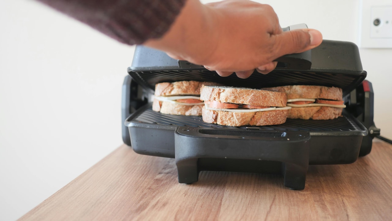 Sandwich Makers That Toast Bread Evenly on Both Sides