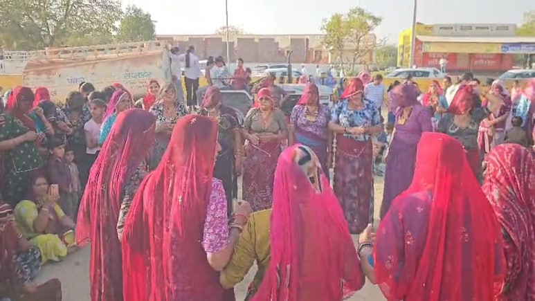 Sanchore News: सांचौर के डावल में जीवंत है रियासतकालीन होली परंपरा, धुलंडी पर उमड़ा आस्था और उल्लास का सैलाब