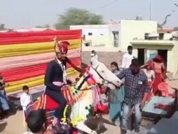 घोड़ी पर सवार होकर सीढ़ियां चढ़ रहा था दूल्हा, अचानक हुआ कुछ ऐसा कि मच गया हड़कंप - देखें Video