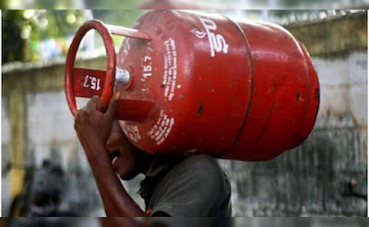 1 महीने में कितने सिलेंडर बुक करवा सकते हैं आप, घर में शादी या फंक्शन होने पर कितने सिलेंडर ले सकते हैं? जान लें LPG Cylinder बुक करने के नए नियम