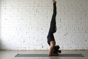 शीर्षासन के क्या फायदे हैं? स्किन से लेकर बालों के लिए है फायदेमंद, जानें करने का सही तरीका...