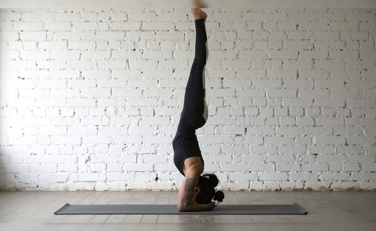 शीर्षासन के क्या फायदे हैं? स्किन से लेकर बालों के लिए है फायदेमंद, जानें करने का सही तरीका...