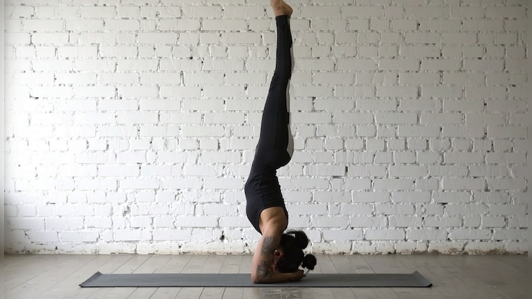 शीर्षासन के क्या फायदे हैं? स्किन से लेकर बालों के लिए है फायदेमंद, जानें करने का सही तरीका...