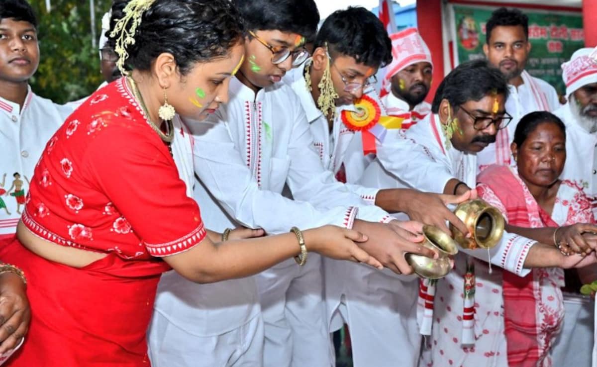 झारखंड में प्रकृति पर्व सरहुल की धूम, सीएम हेमंत सोरेन ने पत्नी संग सिरमटोली में की पूजा